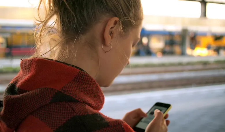 携帯電話の画面のロックを解除しようとする女性