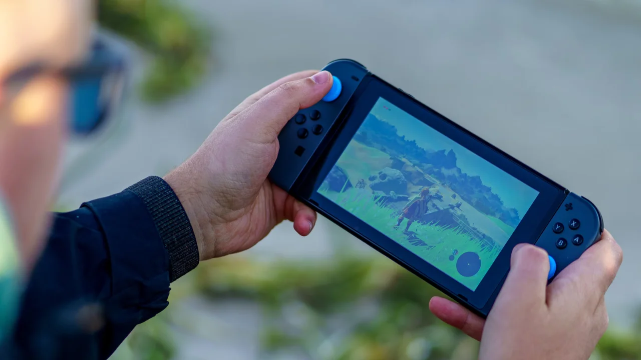 Nintendo switch com um jogo indie aberto