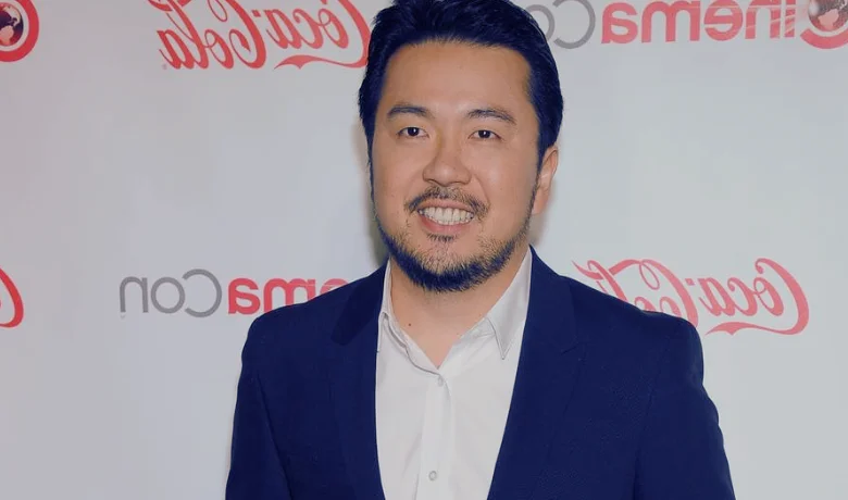 Justin Lin, seorang sutradara Taiwan-Amerika yang dikenal karena keterampilannya dalam film aksi, dengan senyum percaya diri dan tatapan penuh tekad.