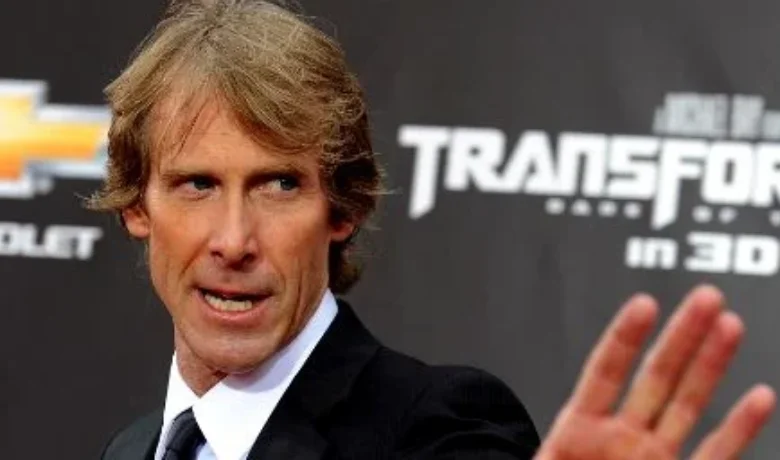  El director Michael Bay, famoso por dirigir la franquicia Transformers y películas como Armageddon y Pearl Harbor, en un momento de concentración e intensidad.