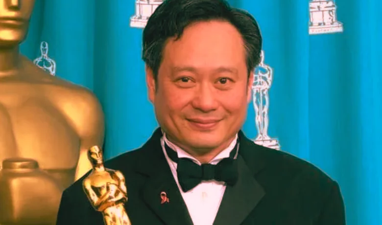 Ang Lee, aclamado director taiwanés conocido por su versatilidad y sensibilidad, con una mirada tranquila y reflexiva.