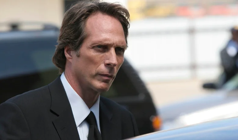 Alexander Mahone joué par William Fichtner