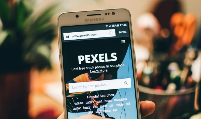 Page Pexels ouverte sur un téléphone portable de marque Samsung