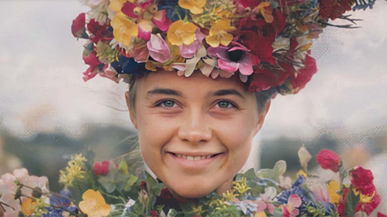 Senhora sorrindo com uma coroa de flores e um colar de flores