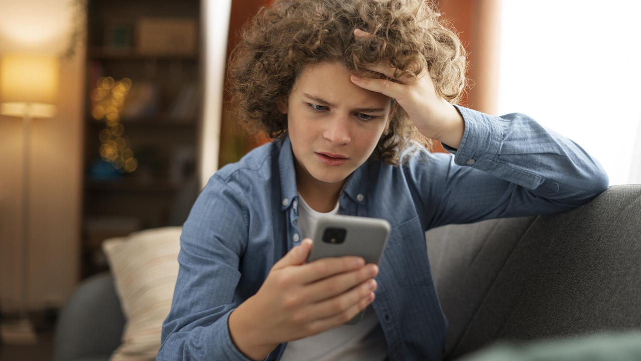 Femme à l'air stressé sur son téléphone portable