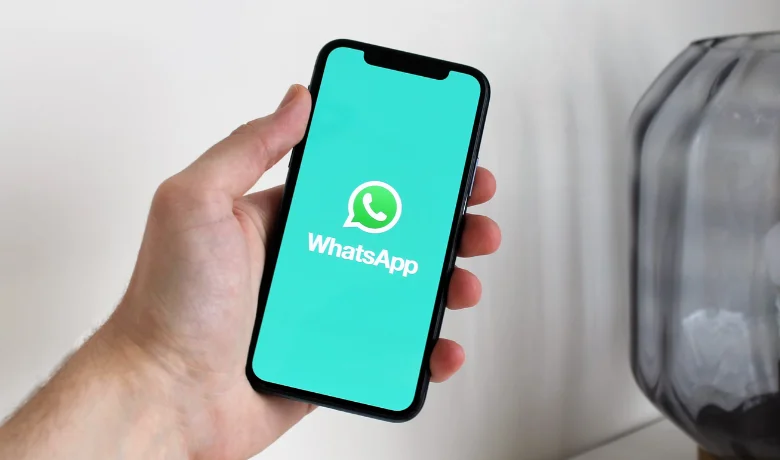 WhatsAppがオンになっている携帯電話