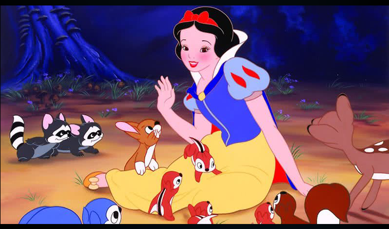 Branca de Neve sentada ao chão da floresta cercada por animais e esbanjando toda sua doçura.