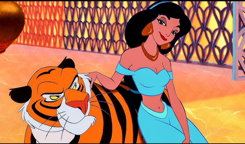 Jasmine imponente vestindo sua roupa azul e acariciando seu tigre de estimação.