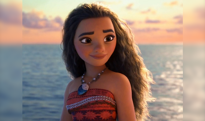 Moana exibindo um sorriso com o mar ao fundo e o céu colorido em tons de azul, branco e rosa.