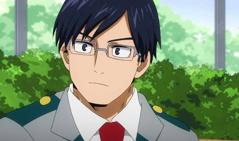 O personagem Iida Tenya olhando com uma expressão confusa para a câmera com um fundo cheio de plantas.