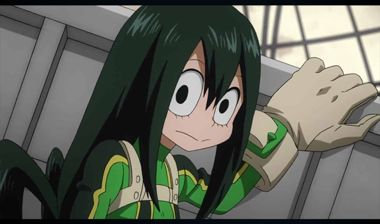 A personagem Tsuyu com suas vestes de heroína olhando fixamente para a câmera