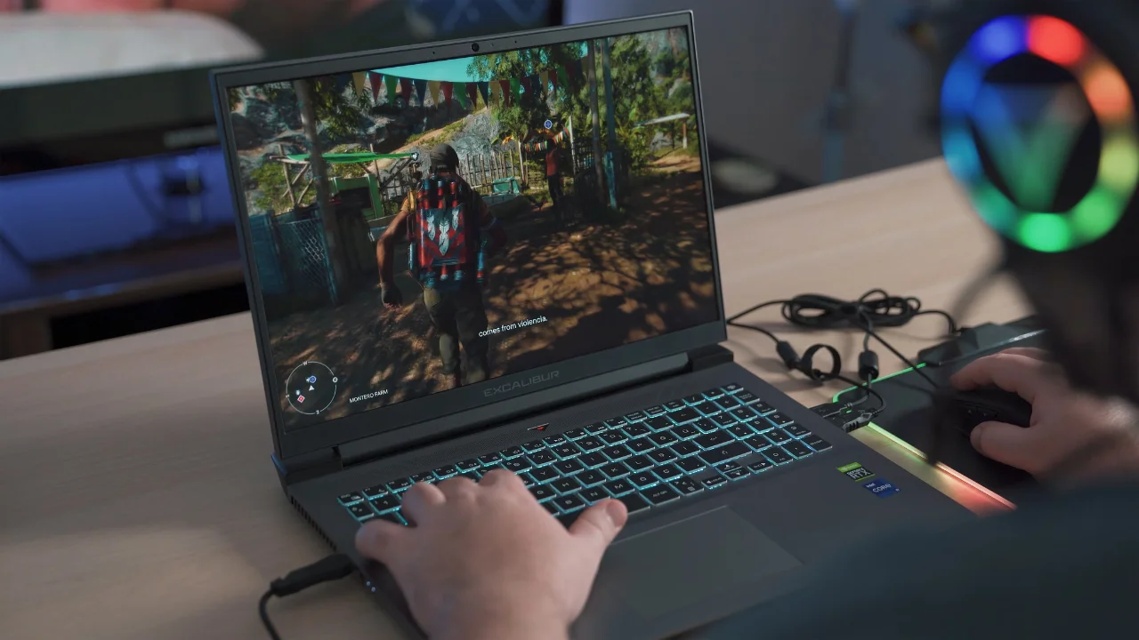 Orang yang sedang bermain di laptop gaming Anda