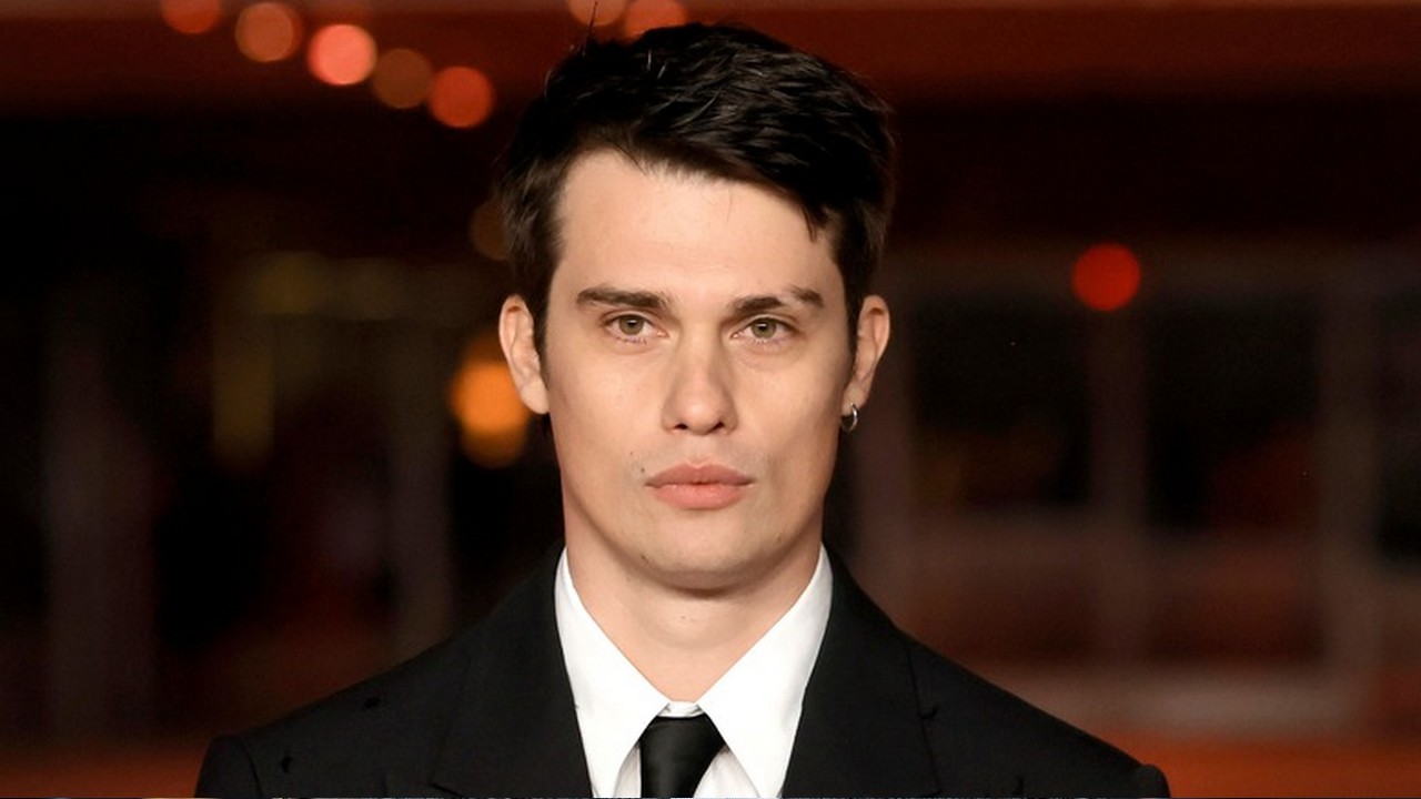 Gambar yang memperlihatkan aktor Nicholas Galitzine di bagian depan.