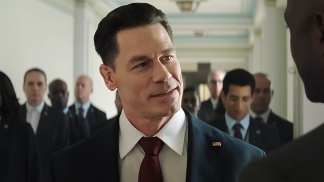 El actor, vestido de traje y corbata, representa las mejores películas y programas de televisión de John Cena.